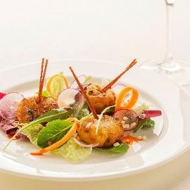 Albóndigas de patata y anchoa con fruta seca y ensalada de radicchio